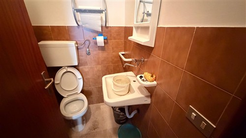 Locale Angolare, Ottima Visibilit&agrave;, 2 vetrine, Ideale Come Studio.